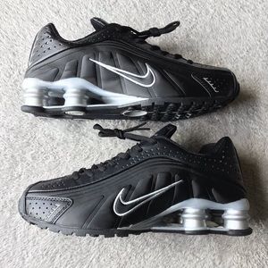 Exclusive pre-owned women’s size 9 Nike Shox R4 athletic gym shoes